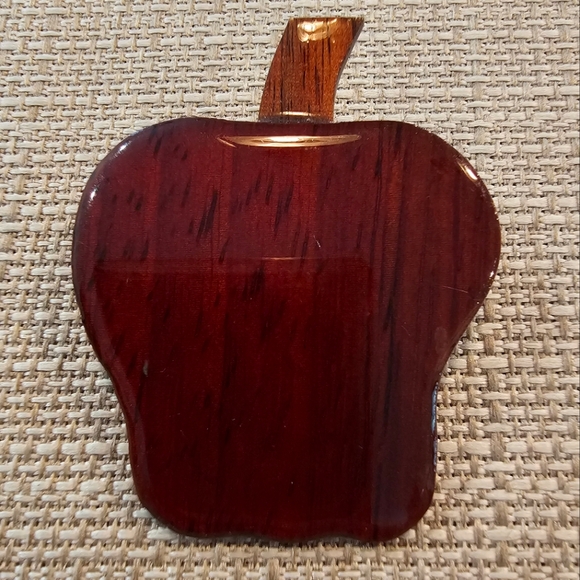 Handmade wooden apple pin - Picture 1 of 5